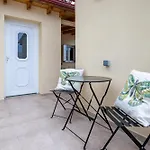 Apartament Homeasy - Getaways With Private Parking